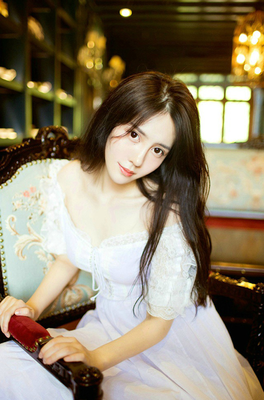 ˴